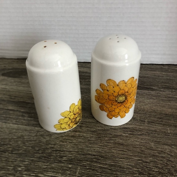 Vtg Floral Ceramic Salt and Pepper Shakers - Picture 1 of 13